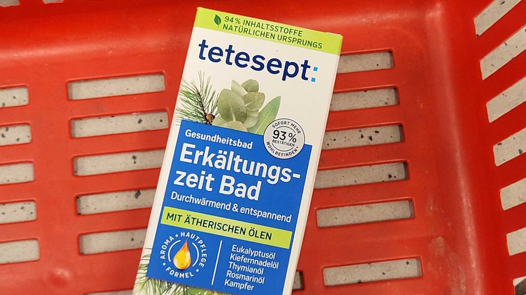Ein Erkältungsbad das getestet wurde liegt in einem roten Korb.