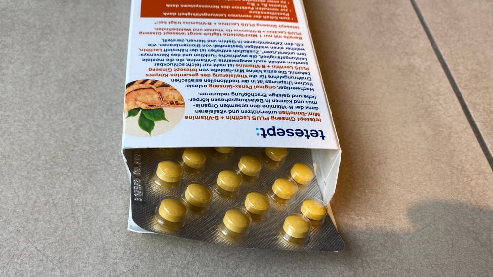 Aus einer geöffneten Packung der getesteten Ginseng-Kapseln schaut ein Tablettenblister hervor.