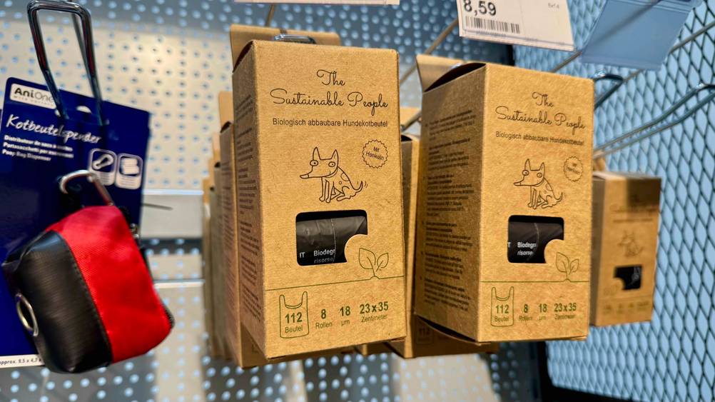 Biologisch abbaubare Hundekotbeutel getestet: Mehrere Packungen der Hundekotbeutel hängen in einem Regal.