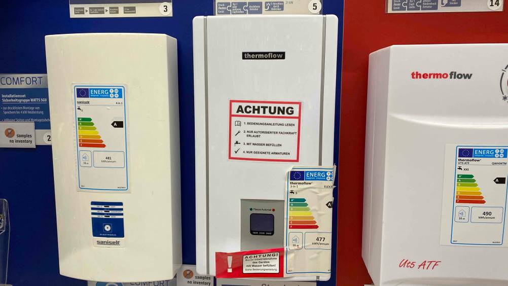 Im Test: Ein an einer Wand neben anderen moniterter ThermoFlow Durchlauferhitzer.