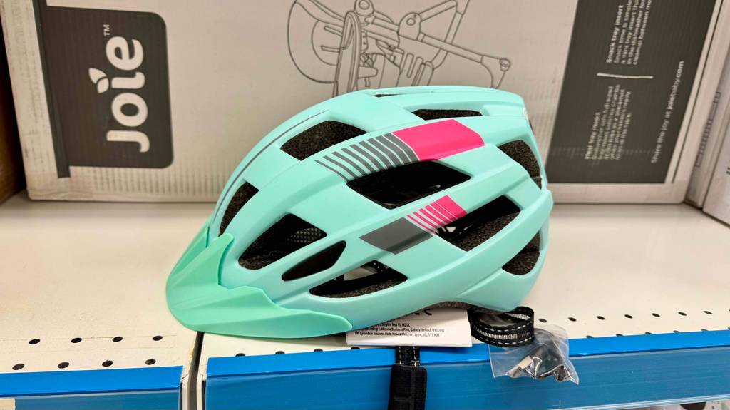 Der getestete Fahrradhelm mit Licht ist in einem Regal platziert.