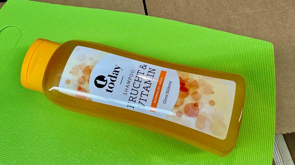 Das silikonfreie Shampoo liegt auf einer grünen Matte, das getestet wurde.