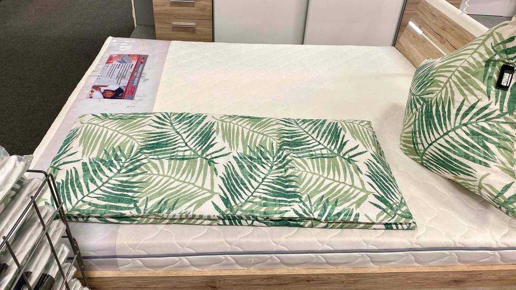 Matratze-180x200 im Test: eine Matratze auf einem Bett liegend mit einer gefalteten Bettwäsche darauf.