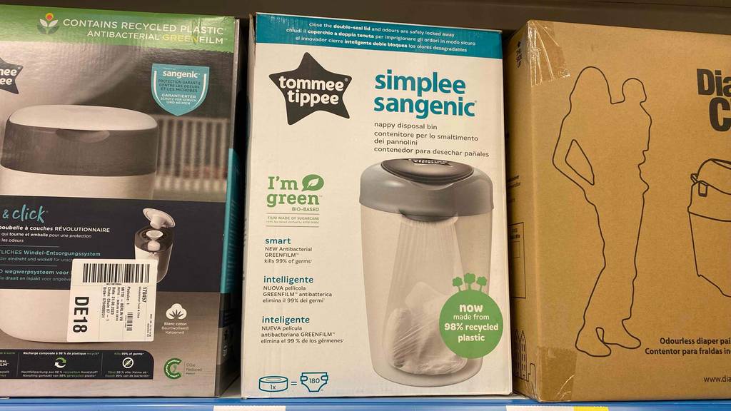 Im Test: Ein Windeleimer steht neben anderen Produkten im Regal.