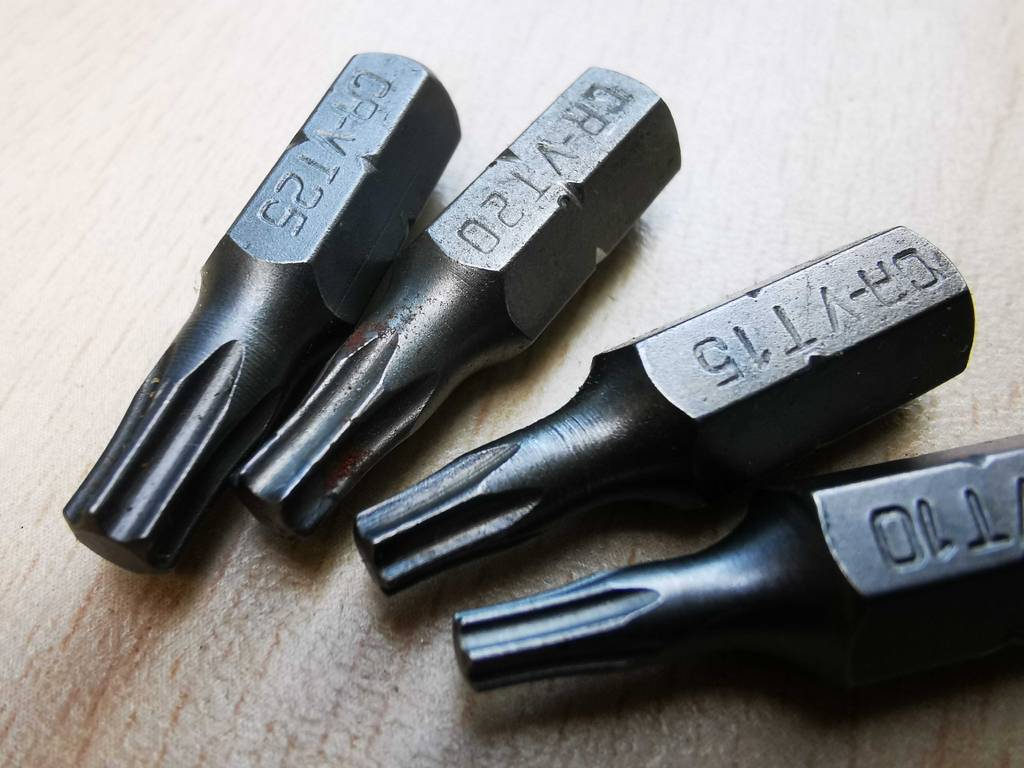 Im Test: Torx-Bits in verschiedenen Ausführungen liegen nebeneinander auf einer weißen Oberfläche.