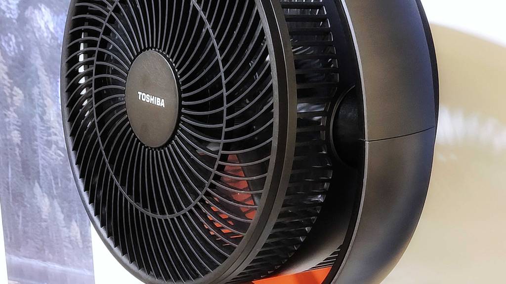 Standventilator mit Fernbedienung im Test: Detailaufnahme vom Lüfter der Marke Toshiba