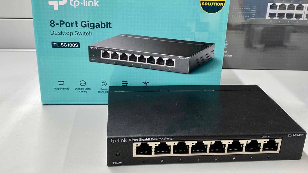 8-Port-Switch getestet: Switch liegt vor seiner Umverpackung auf heller Oberfläche