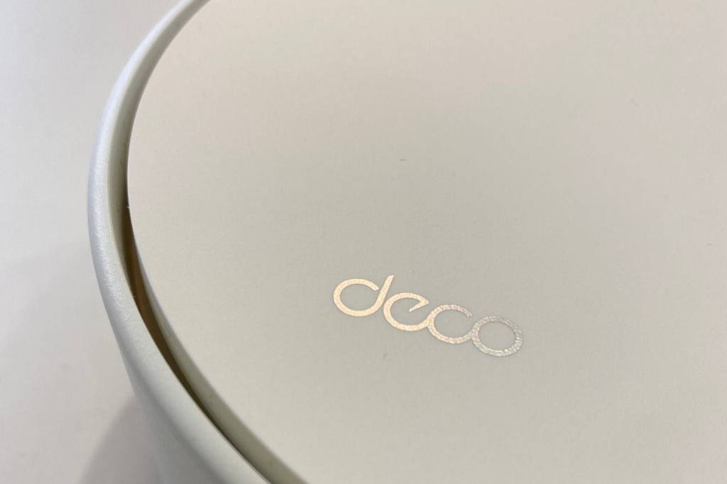 Router im Test: Nahaufnahme Logo des Gerätes