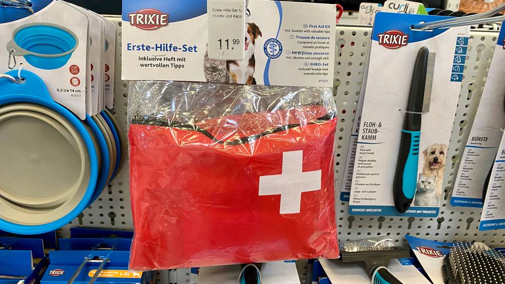 Getestetes Erste-Hilfe-Set für Hunde hängt im Regal