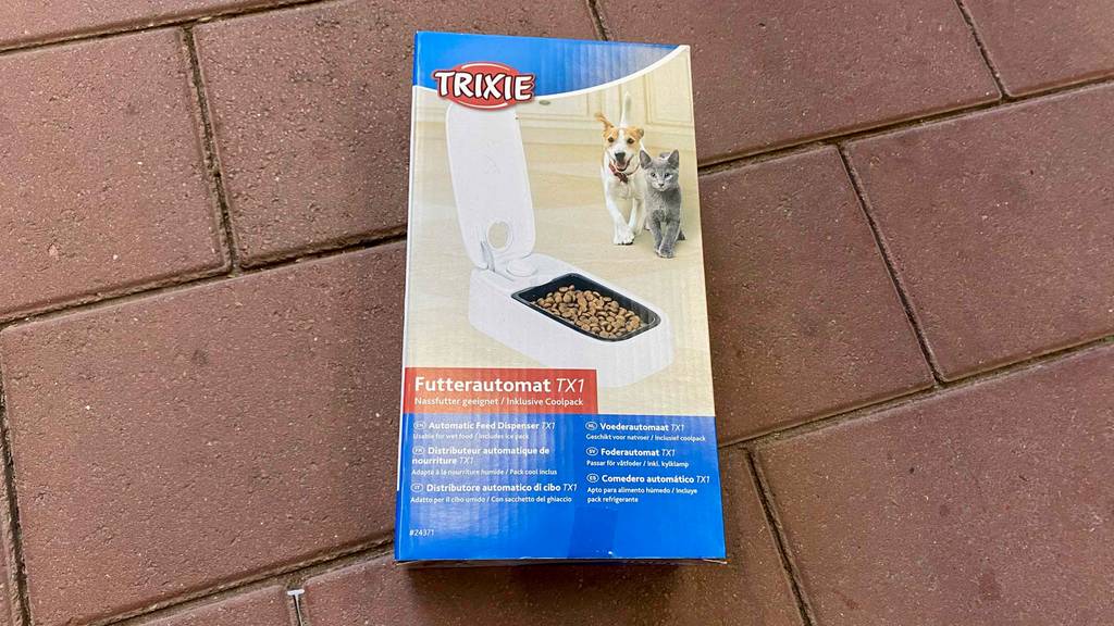 Futterautomat für die Katze im Test: Verpackung von Futterautomat TX1 von Trixie liegt auf einem Boden.