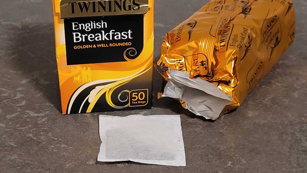 Ein Beutel des getesteten englischen Tees liegt vor der Verpackung.