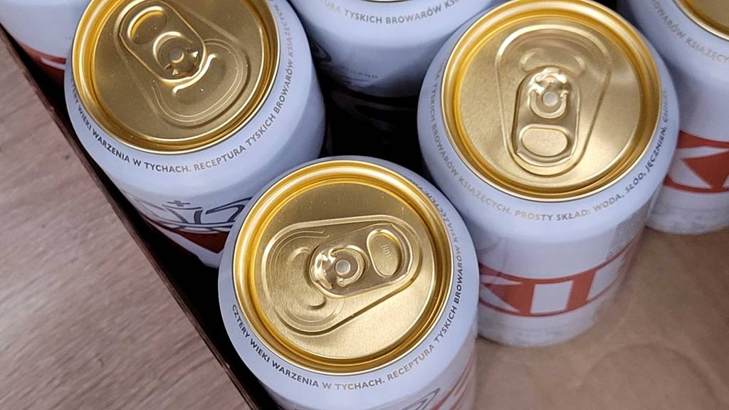 Getestet: Verschlüsse der Dosen von mehreren polnischen Biere von oben ersichtlich.