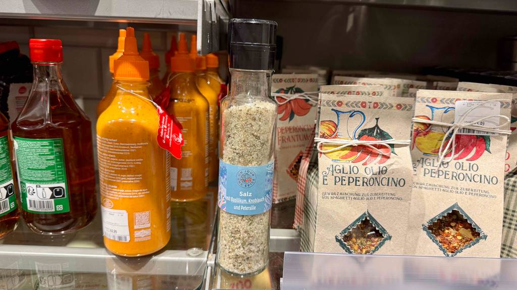 Das getestete Gewürzsalz steht in einem Regal neben anderen Produkten.