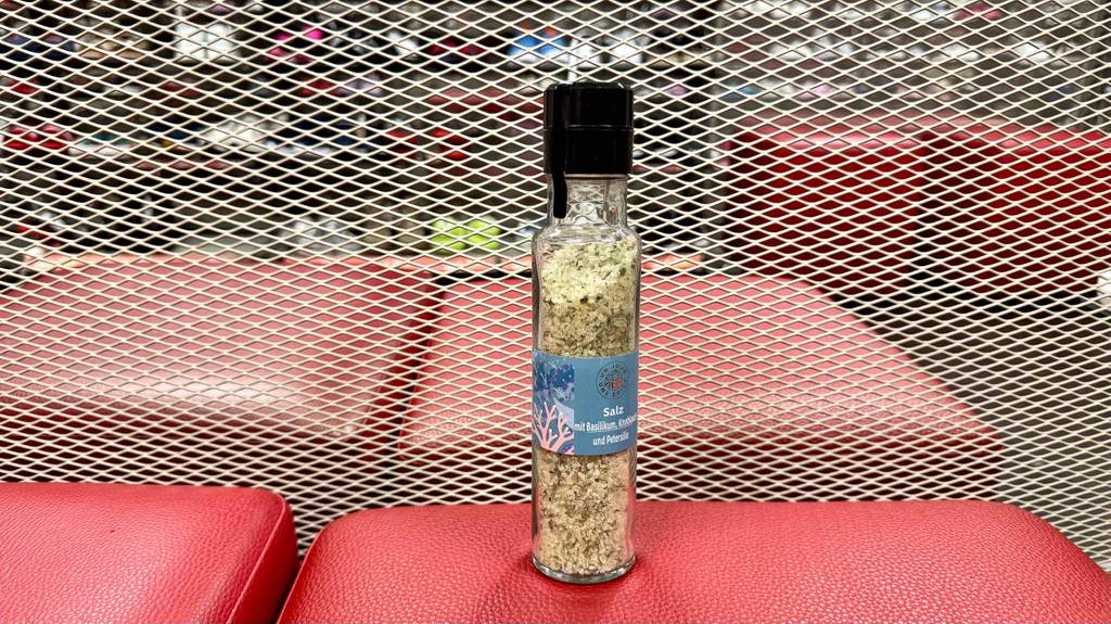 Eine Flasche des getesteten Gewürzsalz steht in einem Geschäft vor einem Gitter.
