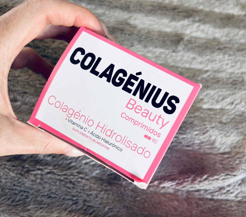Hyaluron-Kollagen-Kapseln im Test: Verpackung von Hyaluron-Kollagen-Kapseln werden in der hand gehalten