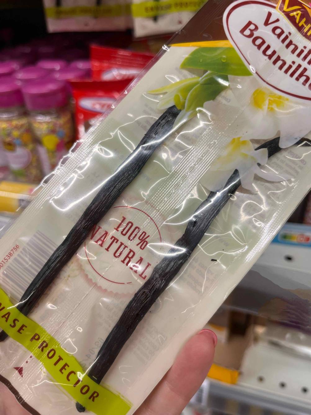 Vanilleschoten im Test: Eine Hand hält eine Packung hoch Detailansicht