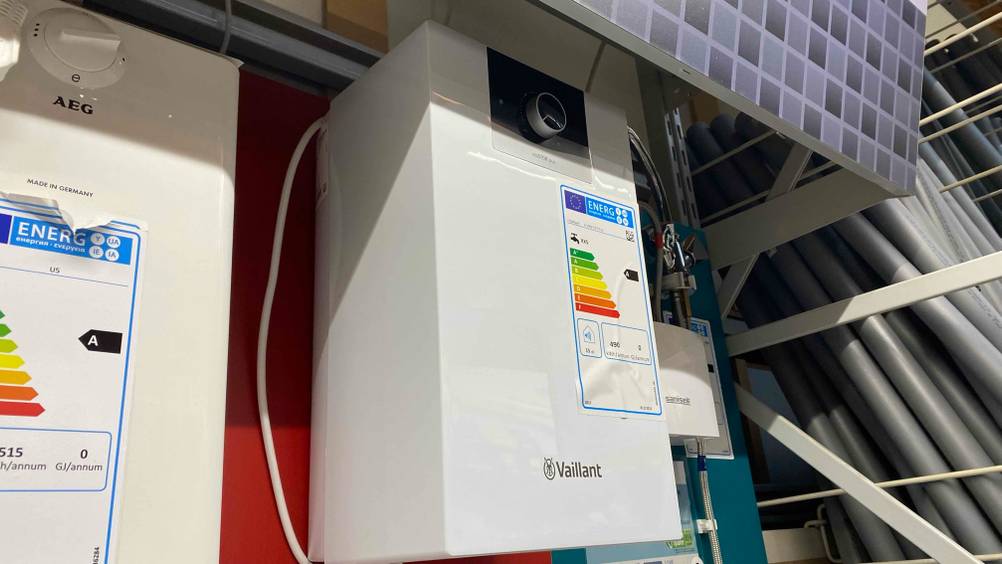 Im Test: An einer Wand hängt ein Vaillant Warmwasserspeicher.