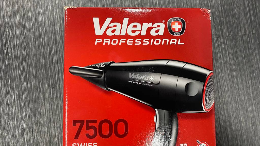 Valera-Haartrockner-Test: Verpackung von Valera-Haartrockner auf einer Fläche liegend.