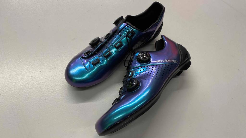 Herren-Fahrradschuhe-Test: stehender und liegender Schuh, Oberansicht und Seitenansicht, mit Hartgummisohle und elastischer Schnürung.