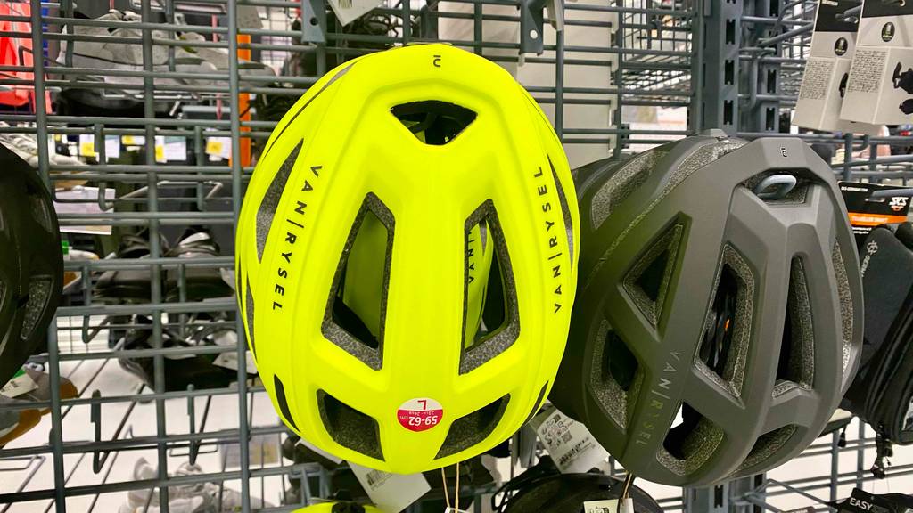 Im Test: Ein Rennradhelm hängt neben anderen im Regal.