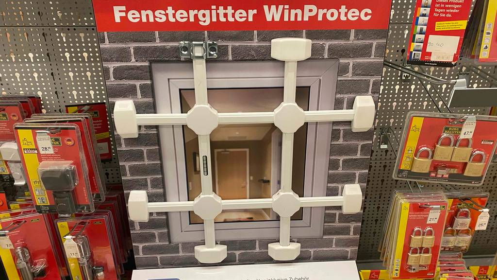 Fenstergitter im Test: ein weißes Fenstergitter ist in einem Geschäft ausgestellt.