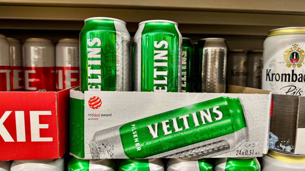 Test: Mehrere Dosen Veltins-Bier befinden sich in einem Karton.