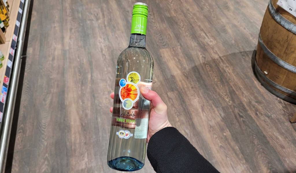 Eine Flasche getesteter Vinho Verde wird in der Hand gehalten.