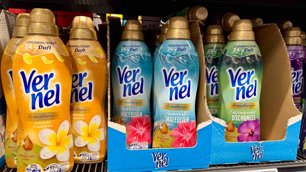 Test: Mehrere Flaschen Weichspüler in verschiedenen Sorten sind nebeneinander in einem Regal platziert.