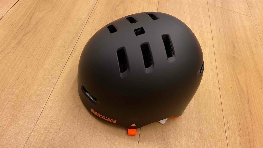 Skaterhelm im Test: schwarzer Skaterhelm liegt auf einem Boden.