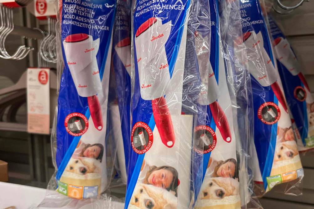 Im Test: Mehrere Packungen des Tierhaarentferners hängen in einem Regal.