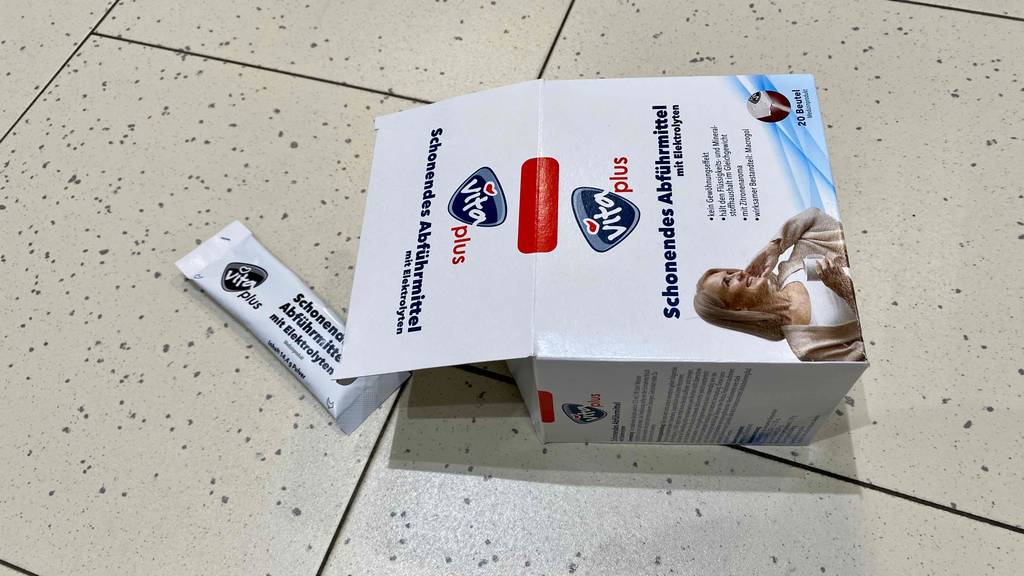 Abführmittel im Test: eine geöffnete Packung mit einem Säckchen Abführmittel daneben liegend.