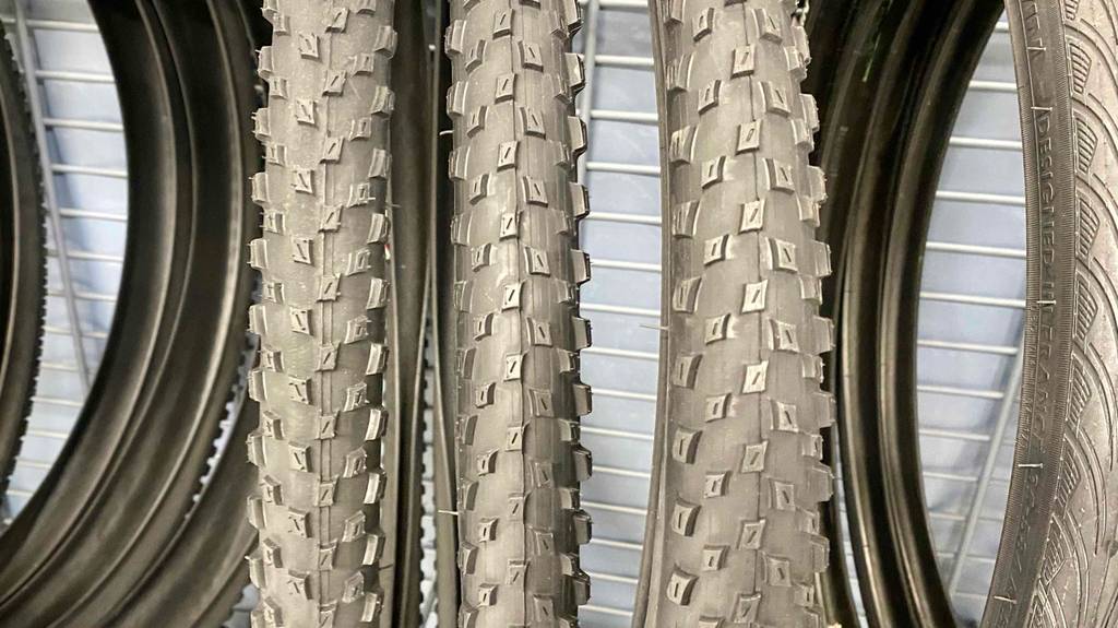 Im Test: Detailaufnahme der Stollen von MTB Reifen.