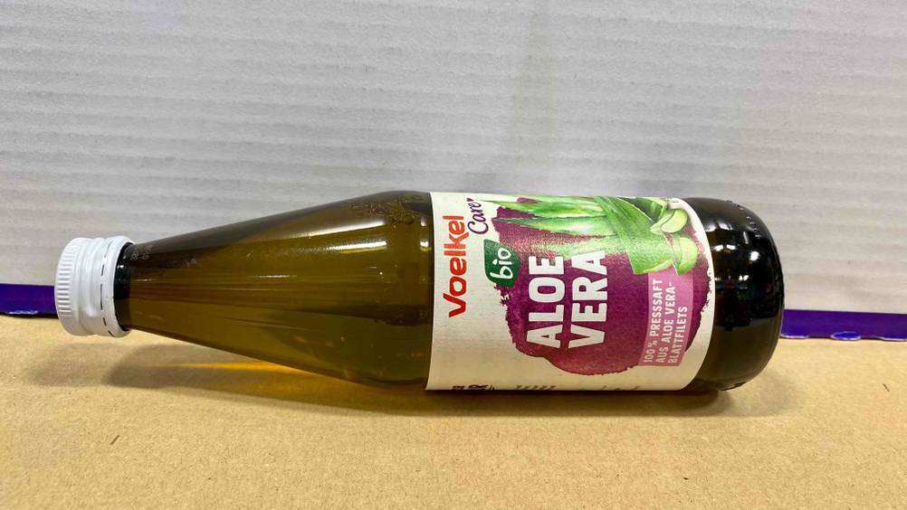 Getesteter Aloe-Vera-Saft: Flasche liegend von der Vorderseite.