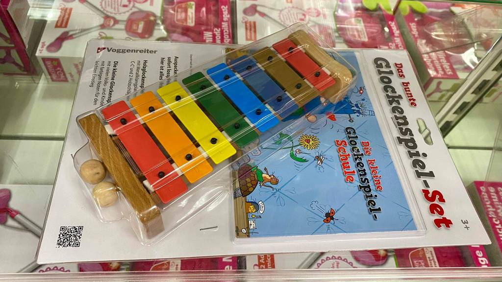 Glockenspiel getestet: ein Glockenspiel-Set im bunten Design liegt in einem Regal.