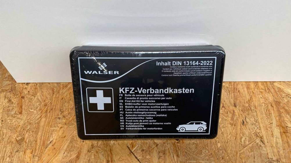 Im Test: Vor einer hellen Wand auf einem Holzboden steht ein Verbandskasten.