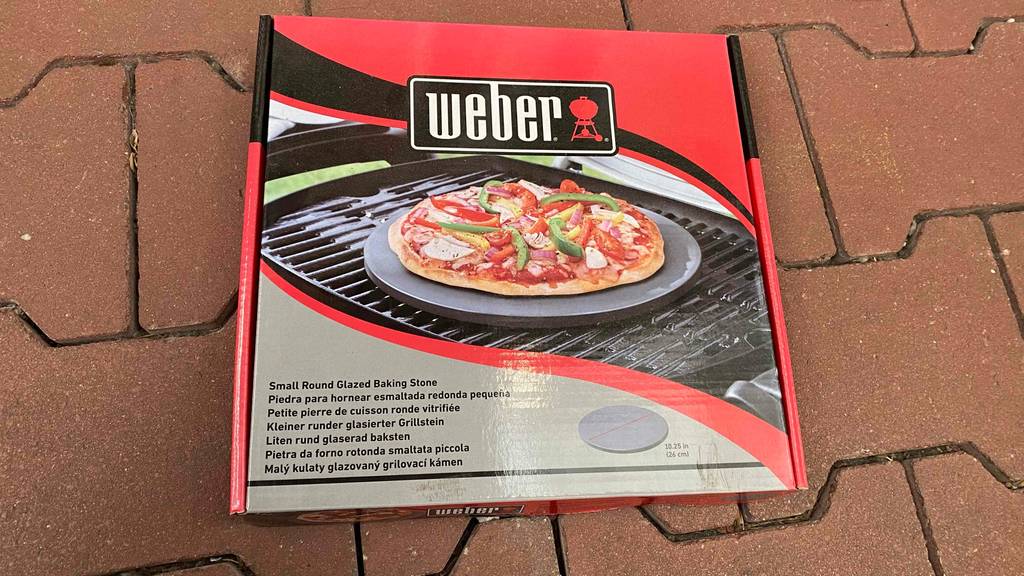 Runder Pizzastein im Test: Verpackung von Pizzastein der Marke Weber auf dem Boden liegend.