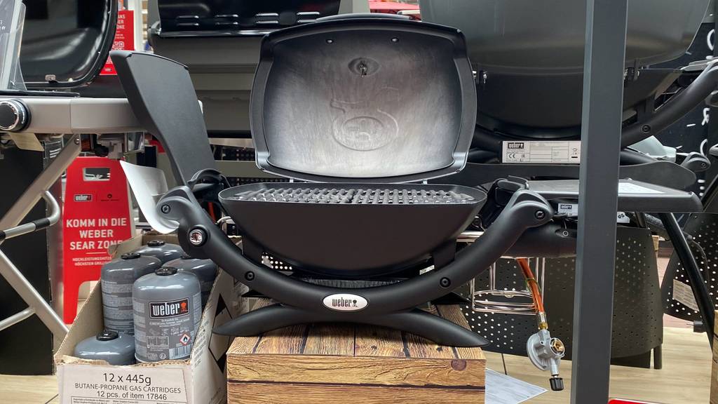 Tischgrill getestet: ein Tischgrill von Weber im geöffneten Zustand, stehen auf einer Erhöhung von vorn ersichtlich.