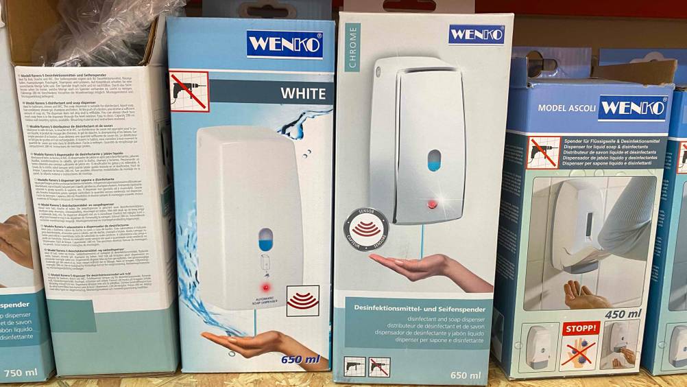 Im Test: Mehrere Seifenspender (Wand) nebeneinander im Regal.