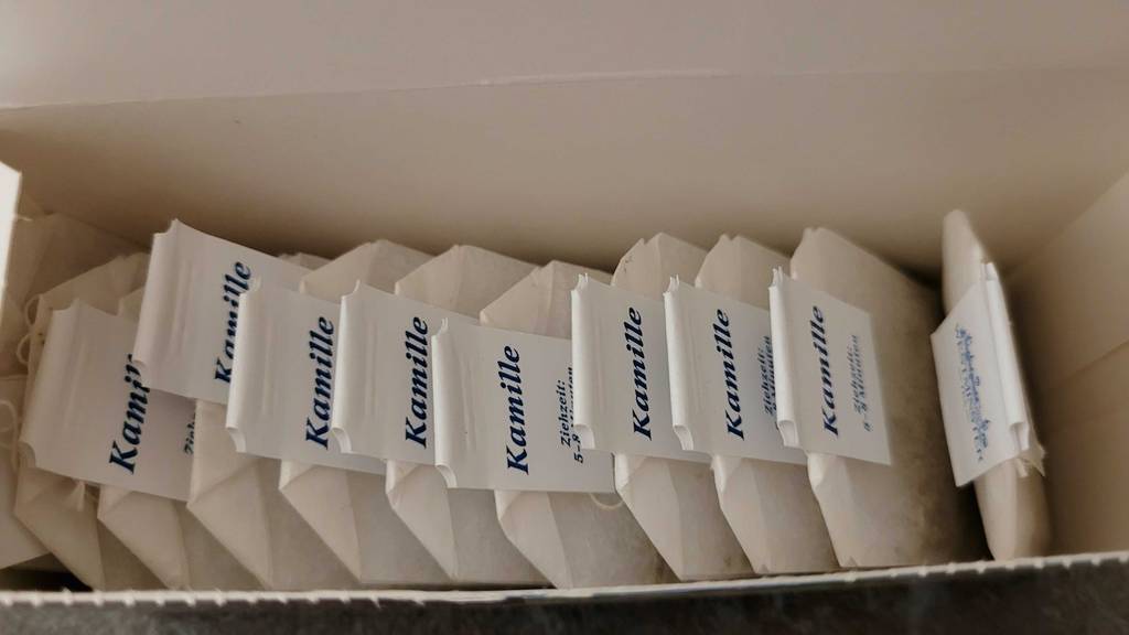 Die losen Beutel, die sich in der Verpackung des getesteten Kamillentees befinden im Fokus.