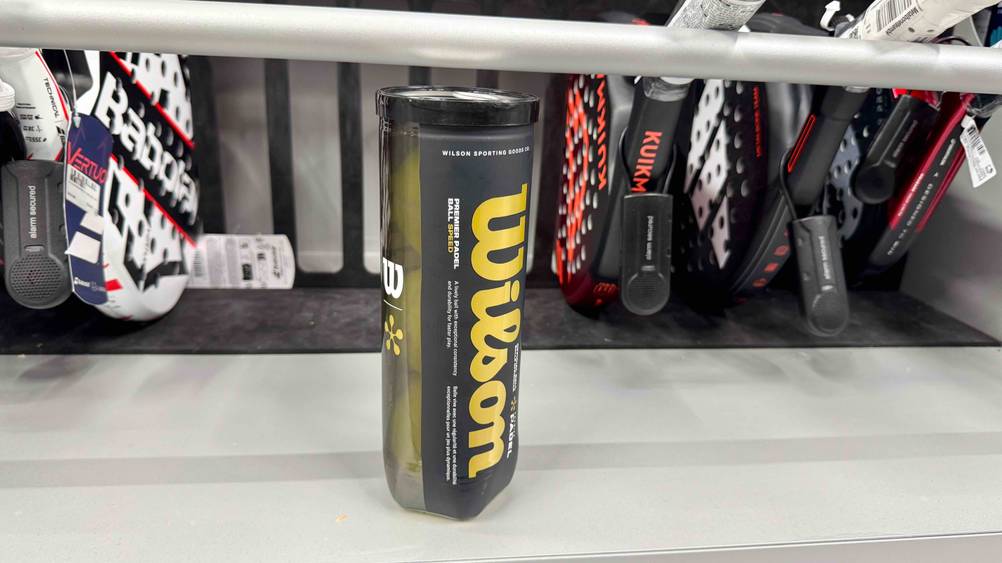 Die Wilson-Tennisbälle, die getestet wurden, befinden sich in der Verpackung, die in einem Regal steht.