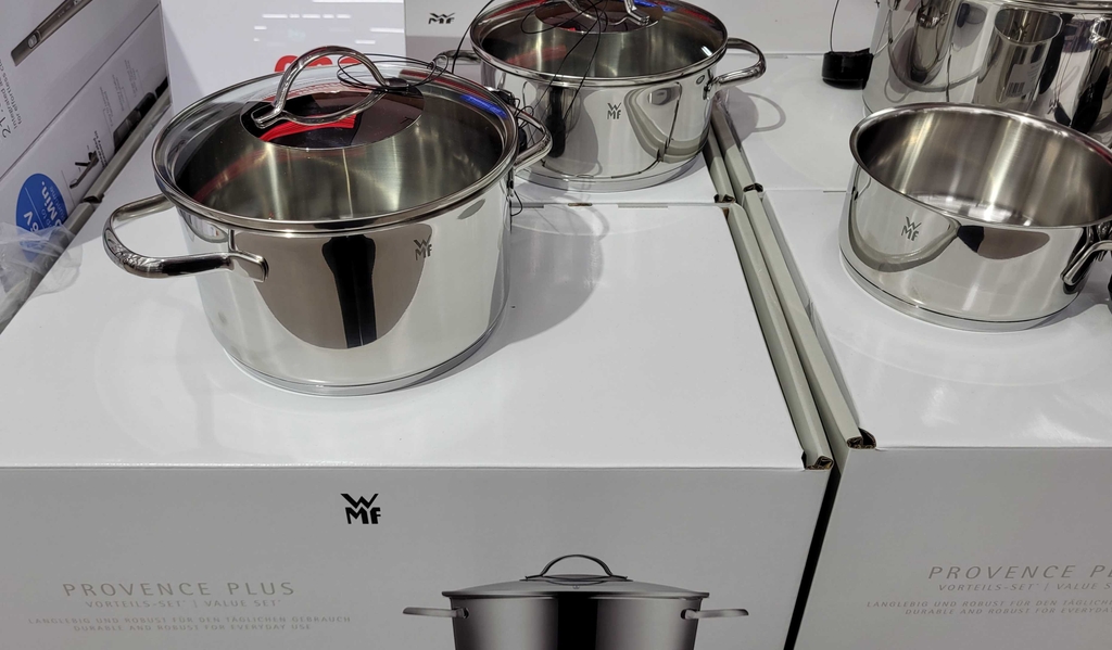 Ein Topfset im Test steht auf mehreren Originalverpackungen.