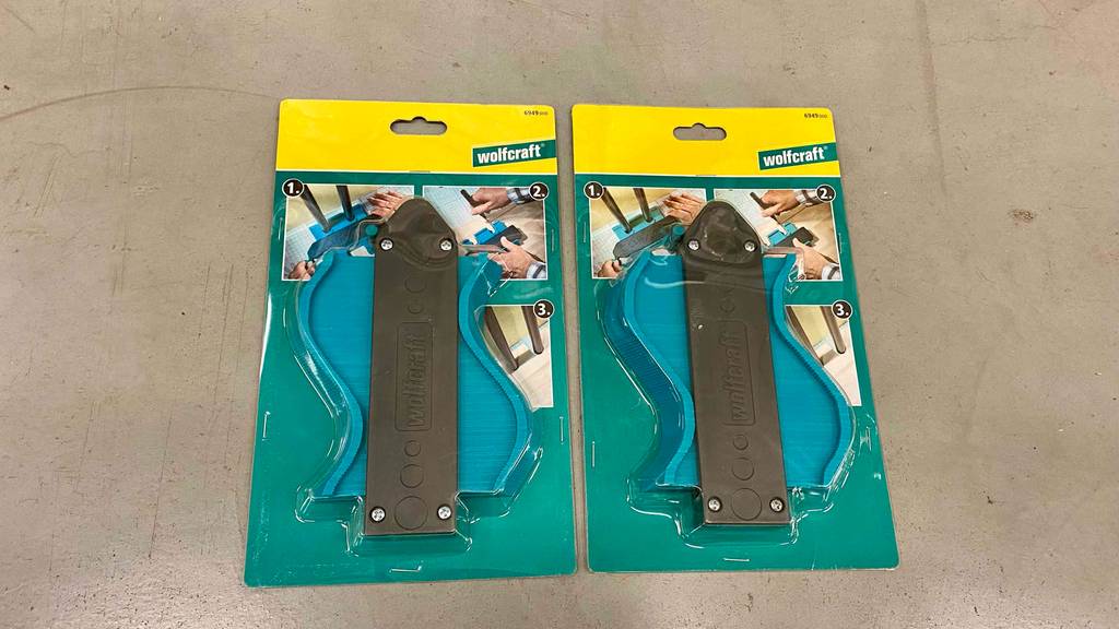 Konturenlehre im Test: zwei Konturenlehren in der Verpackung nebeneinander liegend.