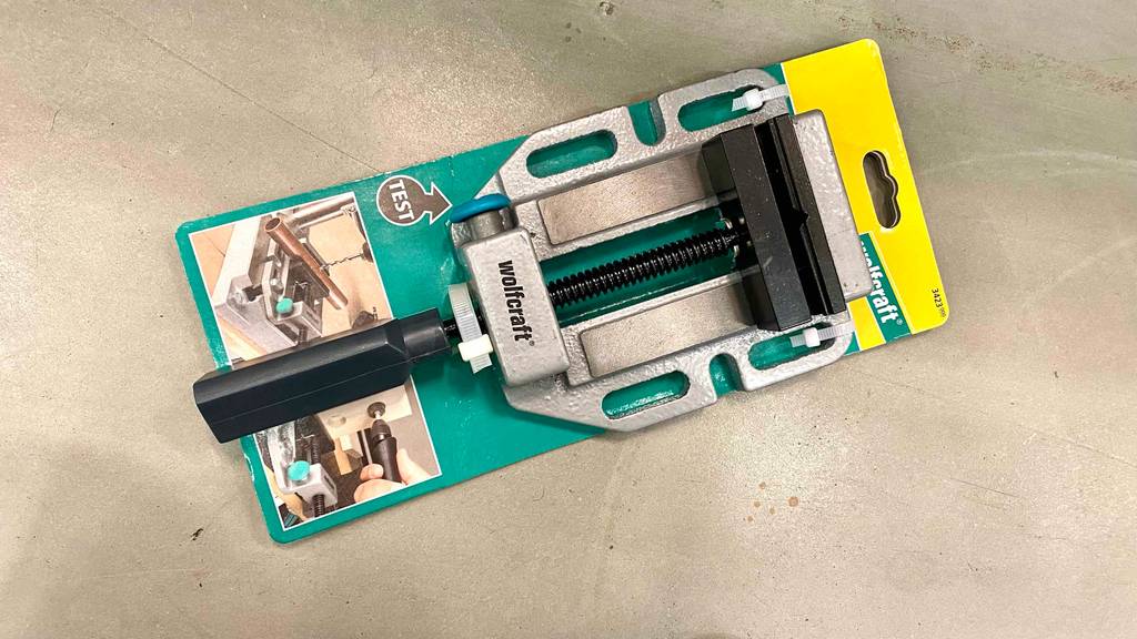 Schraubstock-Test: ein Schraubstock, der sich noch in der Verpackung befindet, im liegenden Zustand von oben ersichtlich.