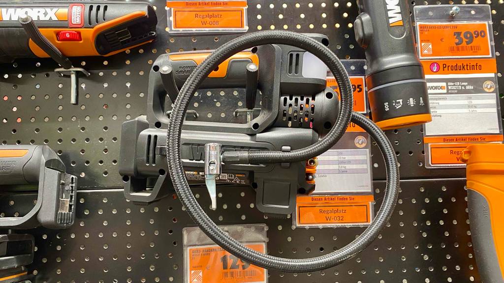 Das Kabel eines getesteten Airbrush-Kompressors im Fokus.
