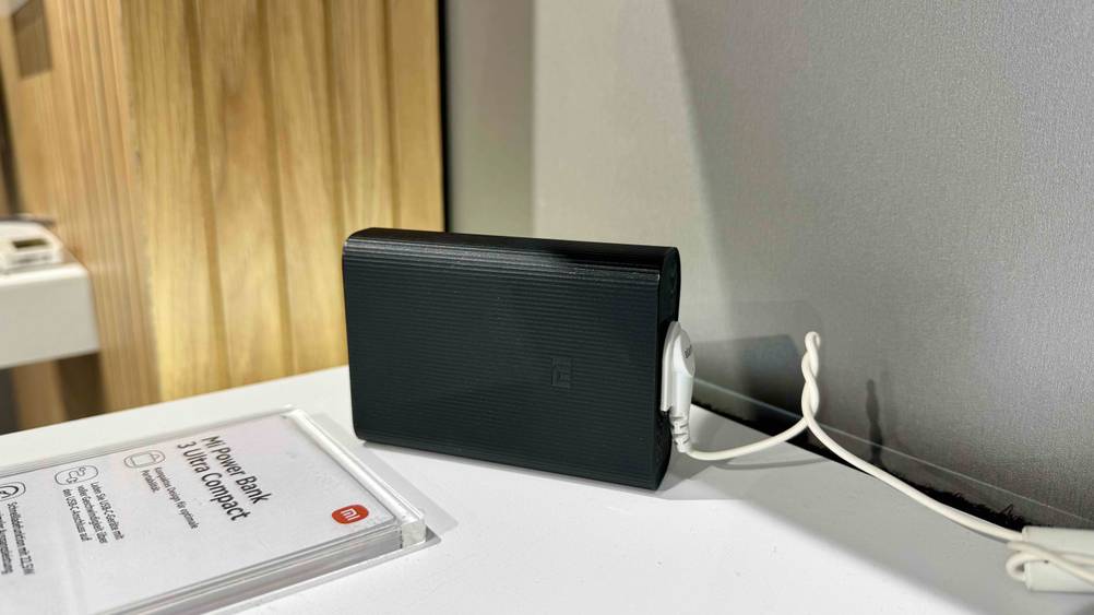 Die angeschlossene Xiaomi-Powerbank, die getestet wurde steht als Austellungsstück in einem Geschäft.