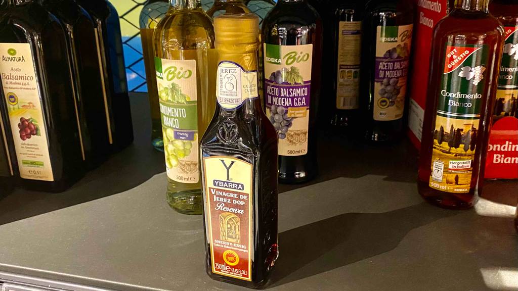Im Test: Eine Flasche Sherryessig steht neben anderen Produkten im Regal.