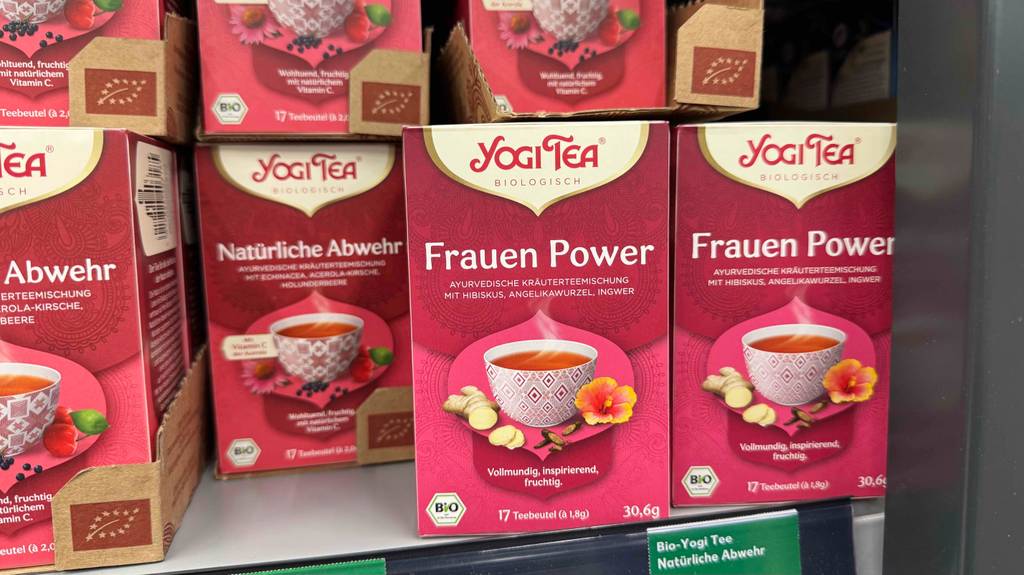 Im Test: Der Yogi Tea Frauen Power steht innerhalb seiner roten Verpackung inklusive 17 Teebeutel auf einem Verkaufsregal.