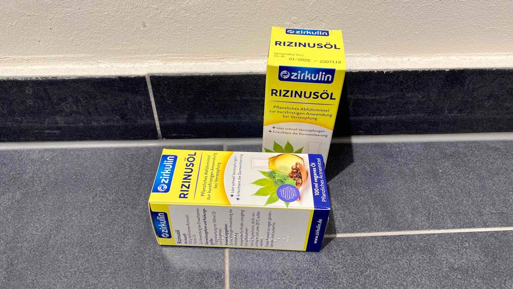 Rizinusöl getestet: eine Packung Rizinusöl liegt neben stehender Verpackung mit Aufschrift: löst schnell Verstopfungen und erleichtert die Darmentleerung.