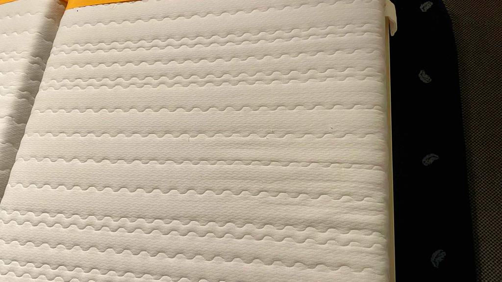 Kaltschaummatratze im Test: Material einer Kaltschaummatratze in Nahaufnahme.