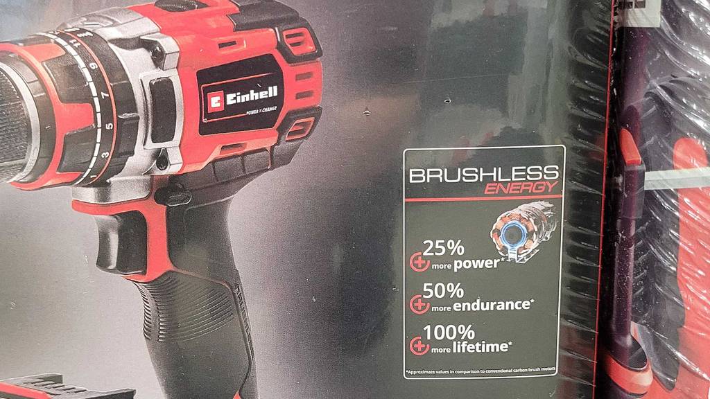 Nahaufnahme der Verpackung mit verschiedenen Infos darauf, des getesteten bürstenloser Akku-Schlagbohrschraubers.